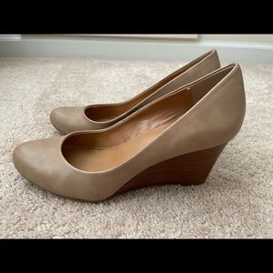 Nine West beige wedge pumps Size 8